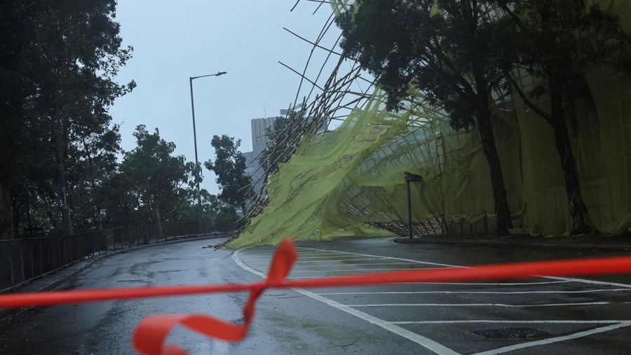 Hong Kong mengeluarkan peringatan siklon tropis tertinggi ketika Topan Wipha hari ini. Minggu (20/7/2025). Wipha terletak sekitar 60 kilometer di tenggara Hong Kong pada pukul 10.00 pagi waktu setempat. Gelombang besar terpantau di lepas pantai timur Hong Kong. (REUTERS/Tyrone Siu)