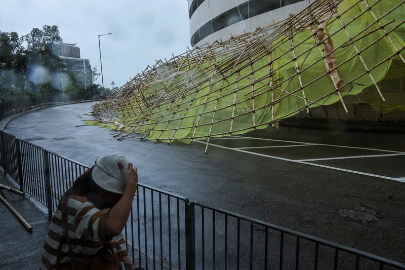 Hong Kong mengeluarkan peringatan siklon tropis tertinggi ketika Topan Wipha hari ini. Minggu (20/7/2025). Wipha terletak sekitar 60 kilometer di tenggara Hong Kong pada pukul 10.00 pagi waktu setempat. Gelombang besar terpantau di lepas pantai timur Hong Kong. (REUTERS/Tyrone Siu)