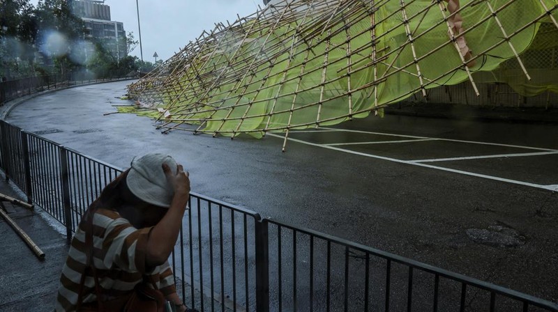 Hong Kong mengeluarkan peringatan siklon tropis tertinggi ketika Topan Wipha hari ini. Minggu (20/7/2025). Wipha terletak sekitar 60 kilometer di tenggara Hong Kong pada pukul 10.00 pagi waktu setempat. Gelombang besar terpantau di lepas pantai timur Hong Kong. (REUTERS/Tyrone Siu)