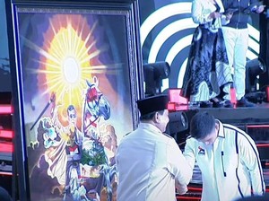 Kaesang Beri Lukisan ke Prabowo di Kongres PSI