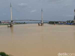 Sungai Batanghari Jambi Surut hingga Satu Meter