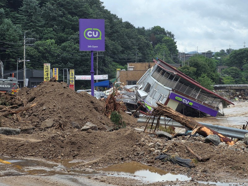 Korea Selatan dilanda bencana banjir dan tanah longsor akibat hujan deras, Minggu (20/7/2025). Korea Selatan dilanda bencana banjir dan tanah longsor akibat hujan deras, Minggu (20/7/2025). (via REUTERS/YONHAP NEWS AGENCY)