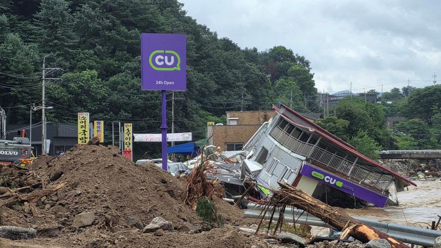 Korea Selatan dilanda bencana banjir dan tanah longsor akibat hujan deras, Minggu (20/7/2025). (via REUTERS/YONHAP NEWS AGENCY)