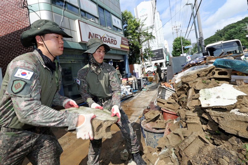 Korea Selatan dilanda bencana banjir dan tanah longsor akibat hujan deras, Minggu (20/7/2025). Korea Selatan dilanda bencana banjir dan tanah longsor akibat hujan deras, Minggu (20/7/2025). (via REUTERS/YONHAP NEWS AGENCY)