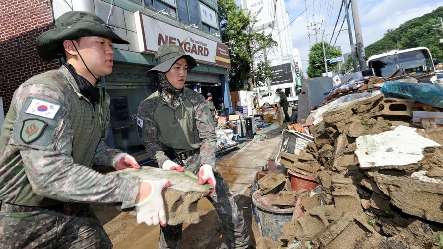 Korea Selatan dilanda bencana banjir dan tanah longsor akibat hujan deras, Minggu (20/7/2025). (via REUTERS/YONHAP NEWS AGENCY)