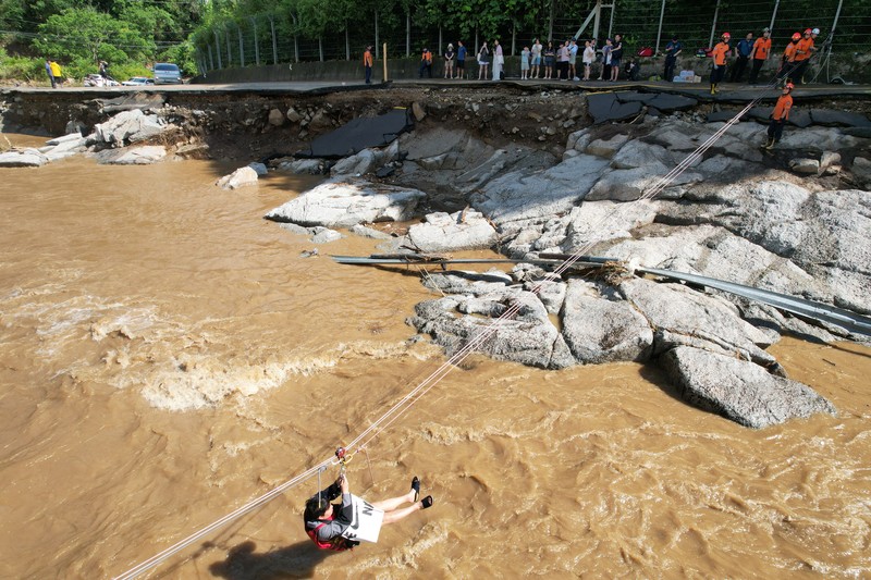 Korea Selatan dilanda bencana banjir dan tanah longsor akibat hujan deras, Minggu (20/7/2025). Korea Selatan dilanda bencana banjir dan tanah longsor akibat hujan deras, Minggu (20/7/2025). (via REUTERS/YONHAP NEWS AGENCY)