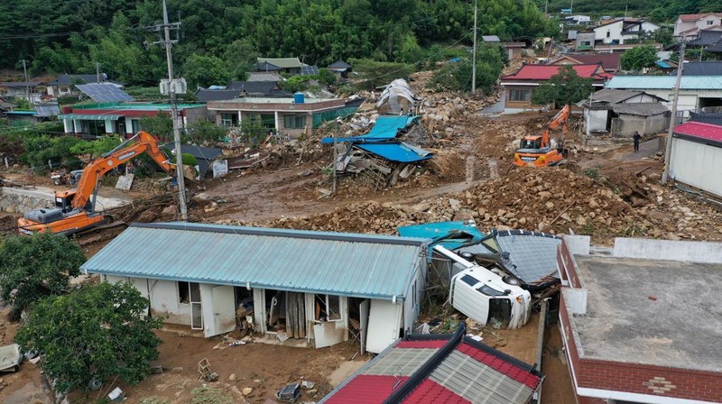 Korea Selatan dilanda bencana banjir dan tanah longsor akibat hujan deras, Minggu (20/7/2025). (via REUTERS/YONHAP NEWS AGENCY)