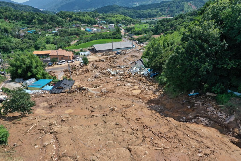 Korea Selatan dilanda bencana banjir dan tanah longsor akibat hujan deras, Minggu (20/7/2025). Korea Selatan dilanda bencana banjir dan tanah longsor akibat hujan deras, Minggu (20/7/2025). (via REUTERS/YONHAP NEWS AGENCY)