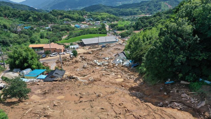 Korea Selatan dilanda bencana banjir dan tanah longsor akibat hujan deras, Minggu (20/7/2025). (via REUTERS/YONHAP NEWS AGENCY)