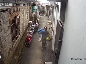 Pemulung Curi Tabung Gas 3 Kg Warung di Depok Terekam CCTV, Polisi Selidiki