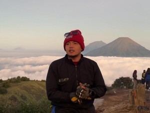 Inspiratif! Hikmat Pendaki Difabel Tanpa Kaki Taklukkan Puncak Prau