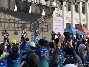Serunya Peserta Envirunment Zumba Bareng Asri Welas di Kota Lama Surabaya