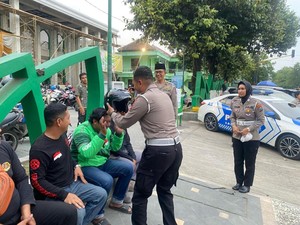 Operasi Patuh di Ponorogo, Polisi Bagikan Helm Gratis ke Driver Ojol