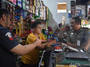 Jual 43 Bungkus Rokok Ilegal, Toko Kelontong di Surabaya Digerebek