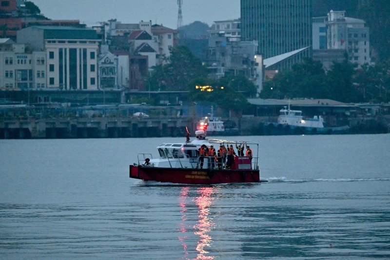 Sebuah kapal yang membawa wisatawan di sekitar Teluk Ha Long, Vietnam, terbalik akibat badai. Media pemerintah melaporkan sebanyak 34 orang ditanyakan tewas. Minggu (20/7/2025). (AFP/NHAC NGUYEN) Sebuah kapal yang membawa wisatawan di sekitar Teluk Ha Long, Vietnam, terbalik akibat badai. Media pemerintah melaporkan sebanyak 34 orang ditanyakan tewas. Minggu (20/7/2025). (AFP/NHAC NGUYEN)