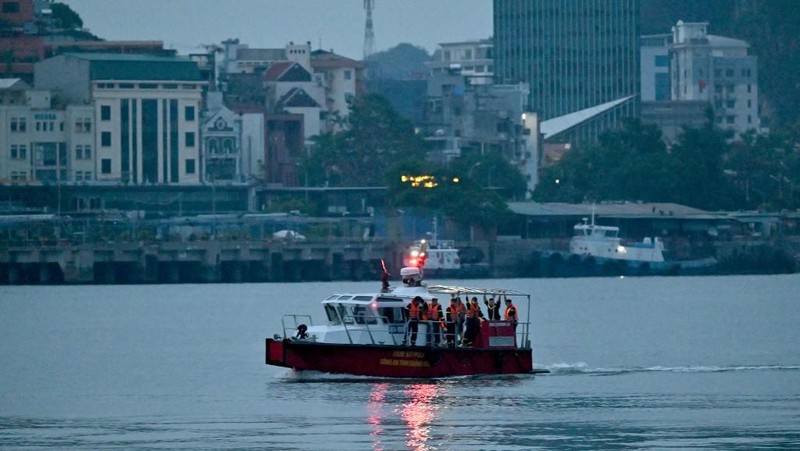 Sebuah kapal yang membawa wisatawan di sekitar Teluk Ha Long, Vietnam, terbalik akibat badai. Media pemerintah melaporkan sebanyak 34 orang ditanyakan tewas. Minggu (20/7/2025). (AFP/NHAC NGUYEN)