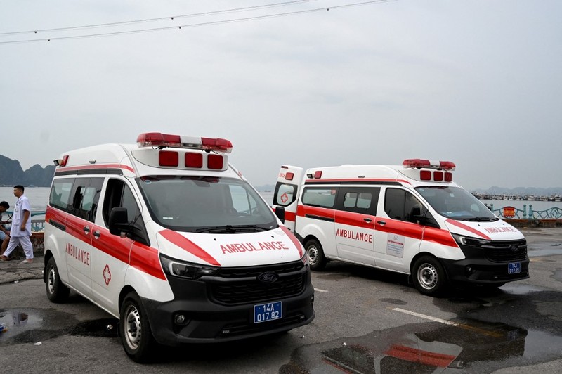 Sebuah kapal yang membawa wisatawan di sekitar Teluk Ha Long, Vietnam, terbalik akibat badai. Media pemerintah melaporkan sebanyak 34 orang ditanyakan tewas. Minggu (20/7/2025). (AFP/NHAC NGUYEN)