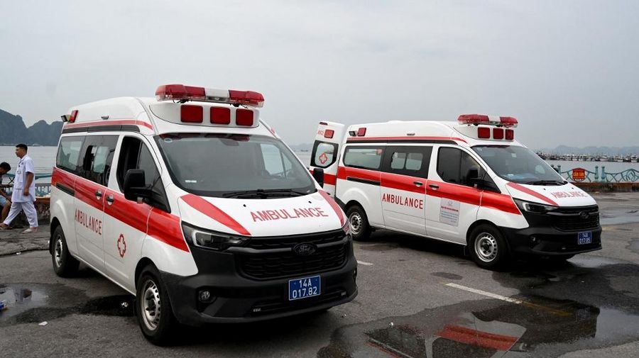Sebuah kapal yang membawa wisatawan di sekitar Teluk Ha Long, Vietnam, terbalik akibat badai. Media pemerintah melaporkan sebanyak 34 orang ditanyakan tewas. Minggu (20/7/2025). (AFP/NHAC NGUYEN)