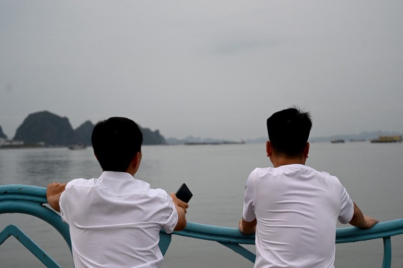 Sebuah kapal yang membawa wisatawan di sekitar Teluk Ha Long, Vietnam, terbalik akibat badai. Media pemerintah melaporkan sebanyak 34 orang ditanyakan tewas. Minggu (20/7/2025). (AFP/NHAC NGUYEN) Sebuah kapal yang membawa wisatawan di sekitar Teluk Ha Long, Vietnam, terbalik akibat badai. Media pemerintah melaporkan sebanyak 34 orang ditanyakan tewas. Minggu (20/7/2025). (AFP/NHAC NGUYEN)