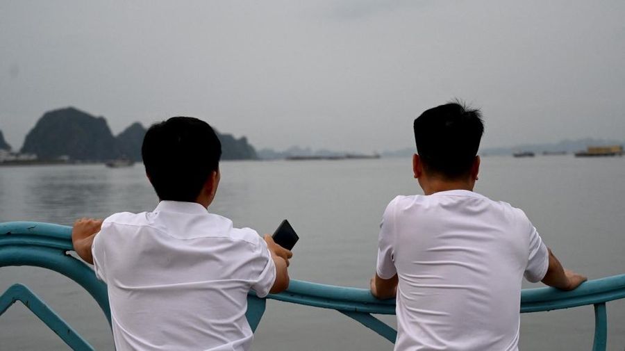 Sebuah kapal yang membawa wisatawan di sekitar Teluk Ha Long, Vietnam, terbalik akibat badai. Media pemerintah melaporkan sebanyak 34 orang ditanyakan tewas. Minggu (20/7/2025). (AFP/NHAC NGUYEN)