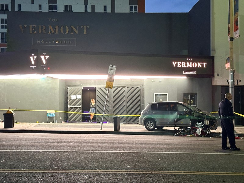 Sebuah kendaraan menabrak kerumunan di luar sebuah klub malam, di Santa Monica Boulevard, East Hollywood, Los Angeles, California, AS, 19 Juli 2025. (AXN NEWS via REUTERS/AXN NEWS)
