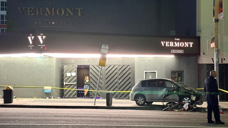 Sebuah kendaraan menabrak kerumunan di luar sebuah klub malam, di Santa Monica Boulevard, East Hollywood, Los Angeles, California, AS, 19 Juli 2025. (AXN NEWS via REUTERS/AXN NEWS)