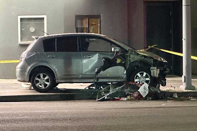 Sebuah kendaraan menabrak kerumunan di luar sebuah klub malam, di Santa Monica Boulevard, East Hollywood, Los Angeles, California, AS, 19 Juli 2025. (AXN NEWS via REUTERS/AXN NEWS)