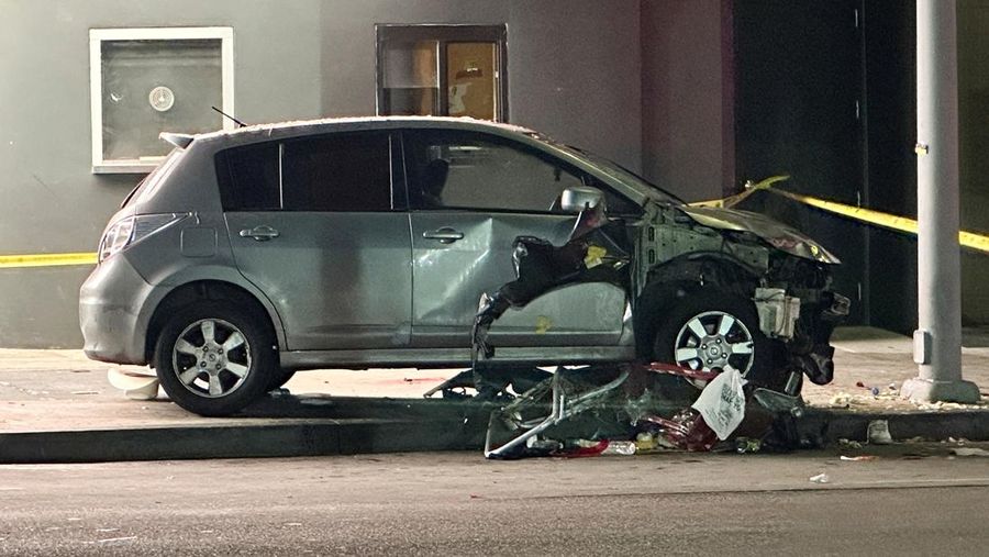 Sebuah kendaraan menabrak kerumunan di luar sebuah klub malam, di Santa Monica Boulevard, East Hollywood, Los Angeles, California, AS, 19 Juli 2025. (AXN NEWS via REUTERS/AXN NEWS)
