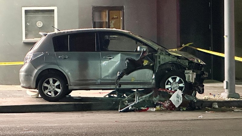 Sebuah kendaraan menabrak kerumunan di luar sebuah klub malam, di Santa Monica Boulevard, East Hollywood, Los Angeles, California, AS, 19 Juli 2025. (AXN NEWS via REUTERS/AXN NEWS)