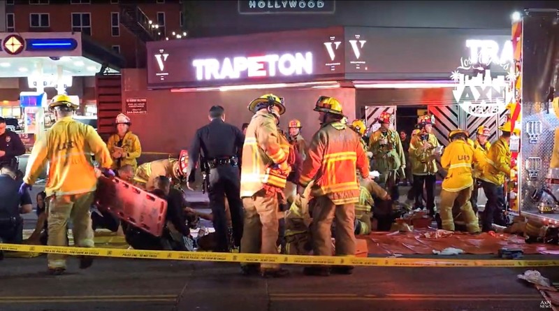 Sebuah kendaraan menabrak kerumunan di luar sebuah klub malam, di Santa Monica Boulevard, East Hollywood, Los Angeles, California, AS, 19 Juli 2025. (AXN NEWS via REUTERS/AXN NEWS)