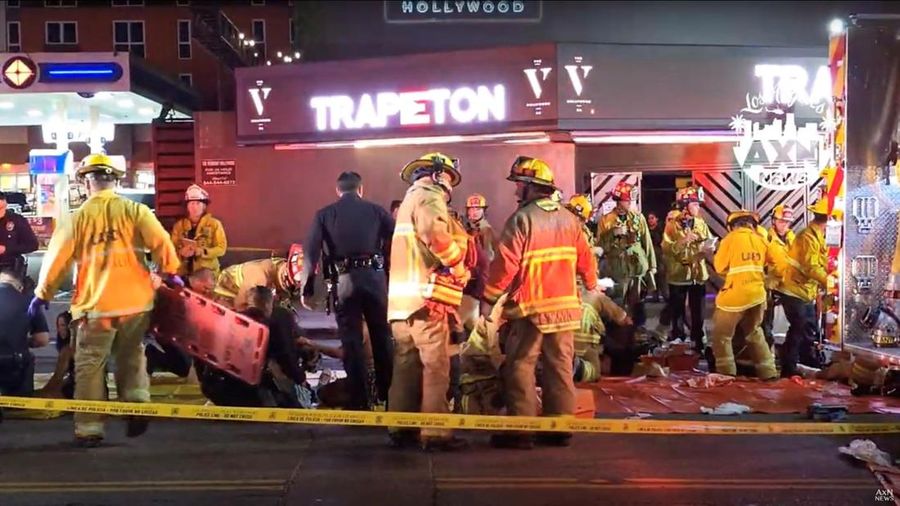 Sebuah kendaraan menabrak kerumunan di luar sebuah klub malam, di Santa Monica Boulevard, East Hollywood, Los Angeles, California, AS, 19 Juli 2025. (AXN NEWS via REUTERS/AXN NEWS)