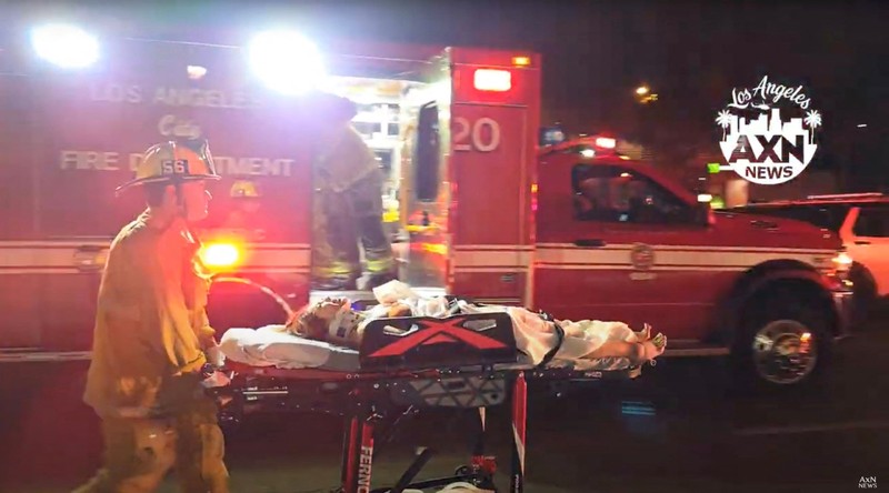 Sebuah kendaraan menabrak kerumunan di luar sebuah klub malam, di Santa Monica Boulevard, East Hollywood, Los Angeles, California, AS, 19 Juli 2025. (AXN NEWS via REUTERS/AXN NEWS)