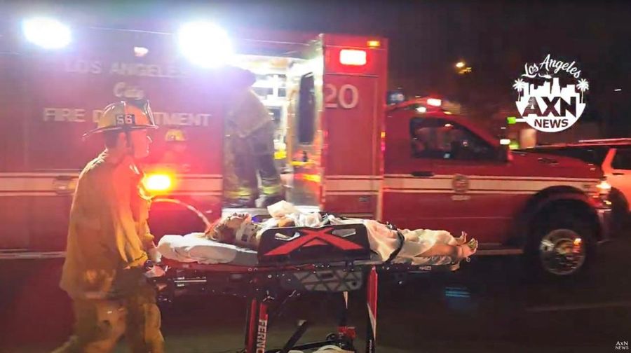 Sebuah kendaraan menabrak kerumunan di luar sebuah klub malam, di Santa Monica Boulevard, East Hollywood, Los Angeles, California, AS, 19 Juli 2025. (AXN NEWS via REUTERS/AXN NEWS)