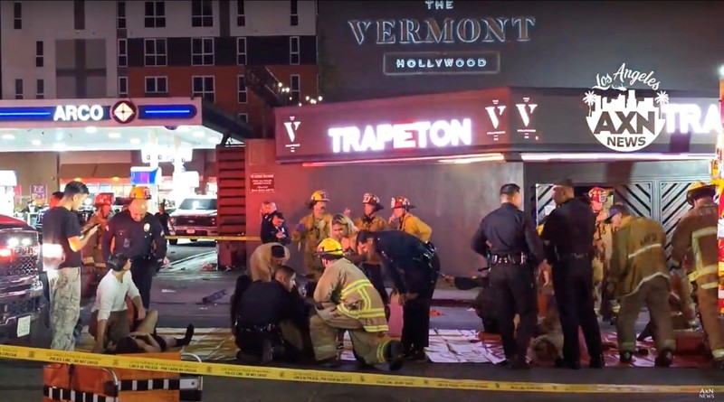 Sebuah kendaraan menabrak kerumunan di luar sebuah klub malam, di Santa Monica Boulevard, East Hollywood, Los Angeles, California, AS, 19 Juli 2025. (AXN NEWS via REUTERS/AXN NEWS)