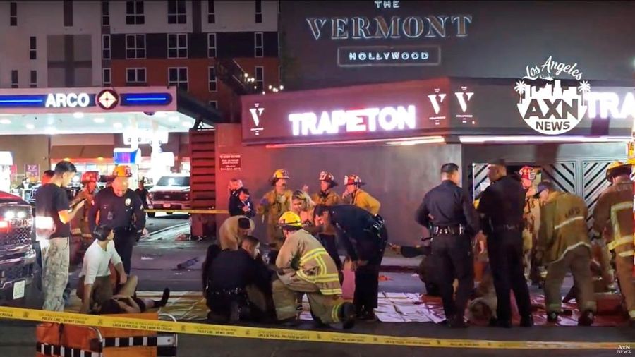Sebuah kendaraan menabrak kerumunan di luar sebuah klub malam, di Santa Monica Boulevard, East Hollywood, Los Angeles, California, AS, 19 Juli 2025. (AXN NEWS via REUTERS/AXN NEWS)