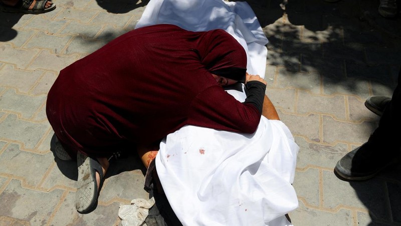 Warga Palestina berkumpul saat membawa pasokan bantuan yang masuk ke Gaza melalui Israel, di tengah krisis kelaparan, di Beit Lahia di Jalur Gaza utara, 20 Juli 2025. (REUTERS/Dawoud Abu Alkas)