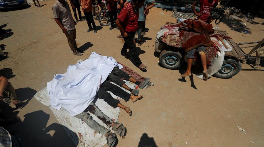 Warga Palestina berkumpul saat membawa pasokan bantuan yang masuk ke Gaza melalui Israel, di tengah krisis kelaparan, di Beit Lahia di Jalur Gaza utara, 20 Juli 2025. (REUTERS/Dawoud Abu Alkas)
