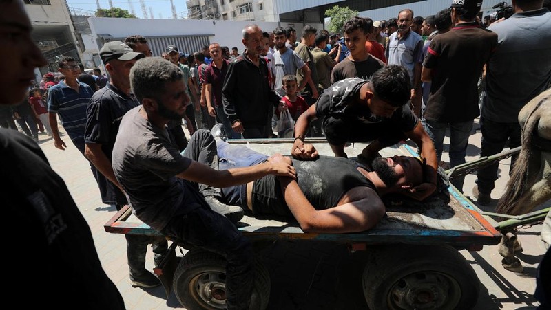 Warga Palestina berkumpul saat membawa pasokan bantuan yang masuk ke Gaza melalui Israel, di tengah krisis kelaparan, di Beit Lahia di Jalur Gaza utara, 20 Juli 2025. (REUTERS/Dawoud Abu Alkas)