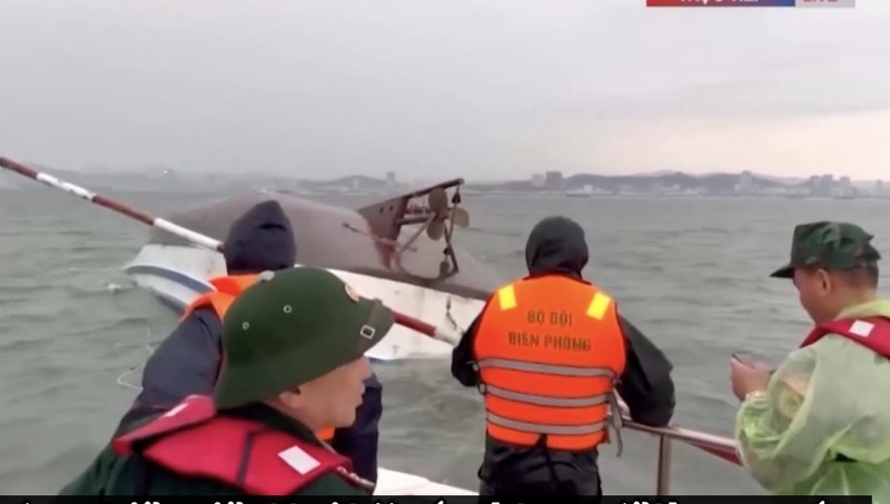 Sebuah kapal yang membawa wisatawan di sekitar Teluk Ha Long, Vietnam, terbalik akibat badai. Media pemerintah melaporkan sebanyak 34 orang ditanyakan tewas. Minggu (20/7/2025). (AFP/NHAC NGUYEN) Sebuah kapal yang membawa wisatawan di sekitar Teluk Ha Long, Vietnam, terbalik akibat badai. Media pemerintah melaporkan sebanyak 34 orang ditanyakan tewas. Minggu (20/7/2025). (AFP/NHAC NGUYEN)