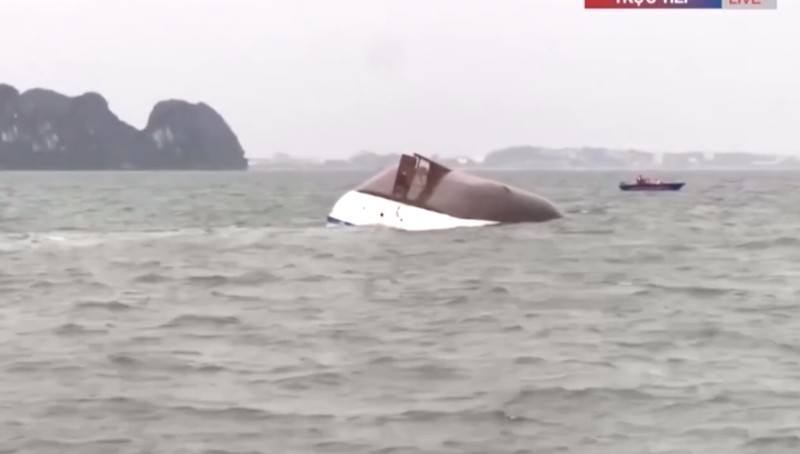 Sebuah kapal yang membawa wisatawan di sekitar Teluk Ha Long, Vietnam, terbalik akibat badai. Media pemerintah melaporkan sebanyak 34 orang ditanyakan tewas. Minggu (20/7/2025). (AFP/NHAC NGUYEN) Sebuah kapal yang membawa wisatawan di sekitar Teluk Ha Long, Vietnam, terbalik akibat badai. Media pemerintah melaporkan sebanyak 34 orang ditanyakan tewas. Minggu (20/7/2025). (AFP/NHAC NGUYEN)