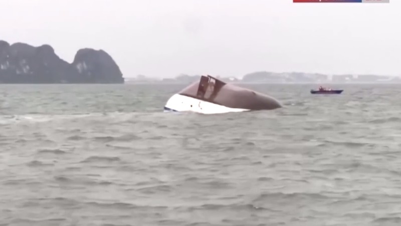 Sebuah kapal yang membawa wisatawan di sekitar Teluk Ha Long, Vietnam, terbalik akibat badai. Media pemerintah melaporkan sebanyak 34 orang ditanyakan tewas. Minggu (20/7/2025). (AFP/NHAC NGUYEN)