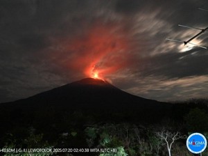 Gunung Ile Lewotolok Erupsi, Bandara Larantuka dan Lembata Ditutup Sementara