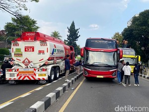 Demo Pekerja Pariwisata, Jalan ke Flyover Pasupati Ditutup