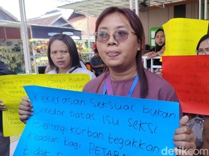 Keluarga Korban Sodomi Ketua RW Datangi PN Malang Tuntut Keadilan