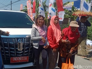 Peluncuran Kopdes Merah Putih, Warga Berfoto Samping Alphard Indonesia 1