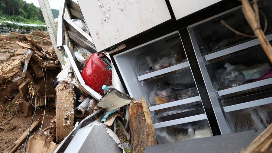 Seorang pria berjalan di depan bangunan yang runtuh akibat hujan deras, di Gapyeong, Korea Selatan, 21 Juli 2025. (REUTERS/Kim Hong-Ji)