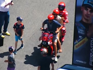 Momen Marquez Bonceng Tiga Bareng Orang Tua Bagnaia