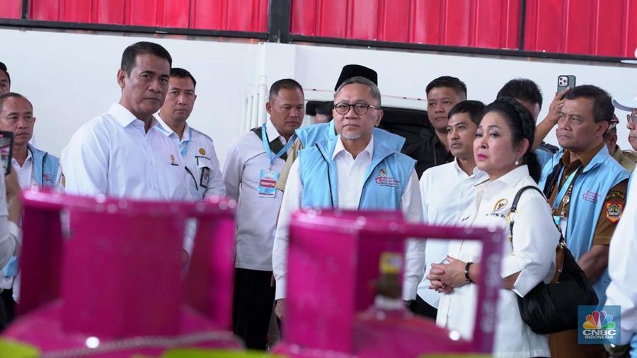 Menko Pangan Zulkifli Hasan (tengah), Ketua Komisi IV Dewan Perwakilan Rakyat Indonesia Titiek Soeharto, dan Menteri Pertanian Amran Sulaiman meninjau gerai sembako di Koperasi Desa Merah Putih, Desa Bentangan, Klaten, Jawa Tengah, Senin, (21/7/2025). (CNBC Indonesia/Muhammad Sabki)