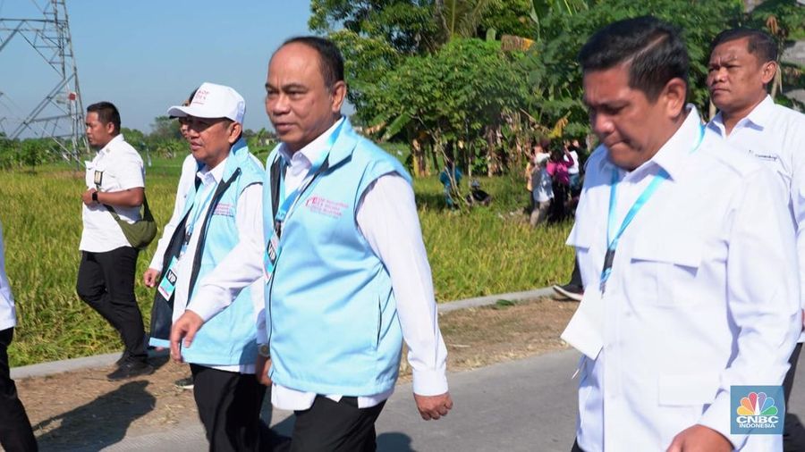 Menteri Koperasi Budi Arie Setiadi saat tiba di Koperasi Desa Merah Putih, Desa Bentangan, Klaten, Jawa Tengah, Senin, (21/7/2025). (CNBC Indonesia/Muhammad Sabki)