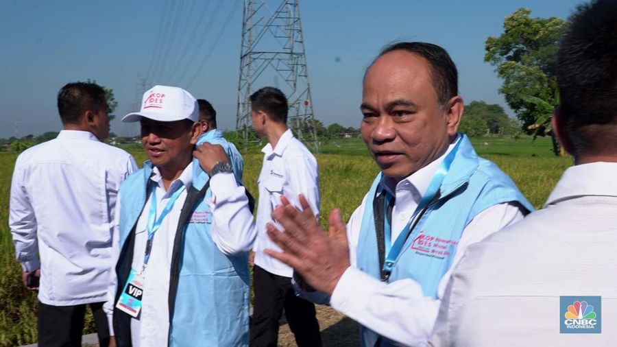 Menteri Koperasi Budi Arie Setiadi saat tiba di Koperasi Desa Merah Putih, Desa Bentangan, Klaten, Jawa Tengah, Senin, (21/7/2025). (CNBC Indonesia/Muhammad Sabki)